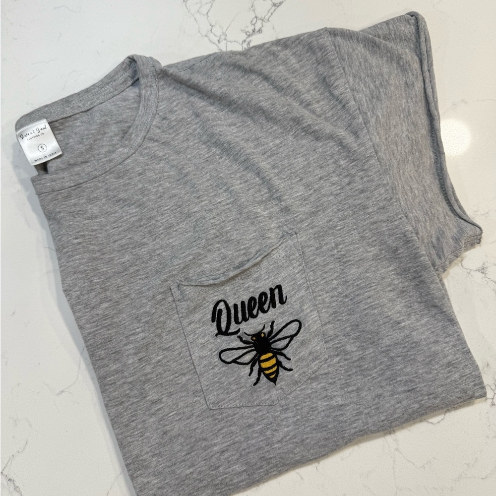 Adorable Sweet Soul Queen Bee Embroidered Graphic Pocket T-Shirt (S)